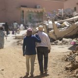 Après le choc, les survivants, dont de nombreux touristes, tentent de reprendre leurs esprits parmi les ruines.